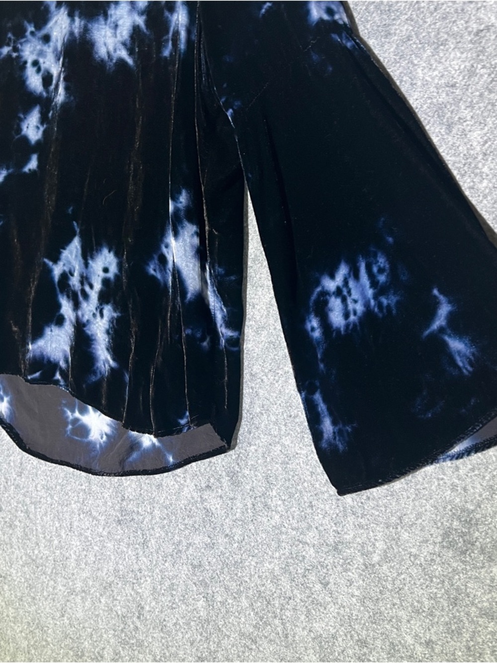 FIFTEEN TWENTY Silk Blend Velvet Tie-Dye Bell Sleeve Tunic Top Blue Medium - Picture 4 of 10